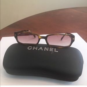 CHANEL WOMAN’S SUNGLASSES WITH SUNGLASSES CASE
